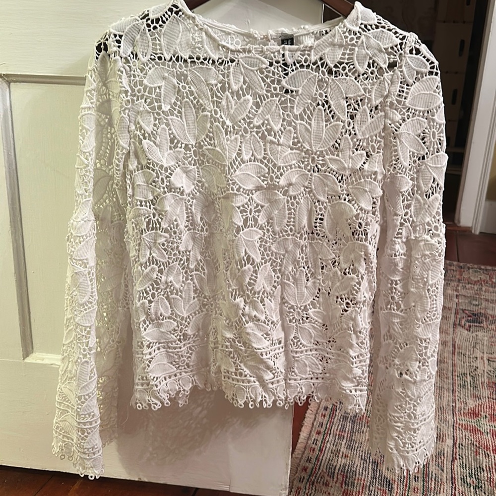 Cut out style top bell sleeves. White